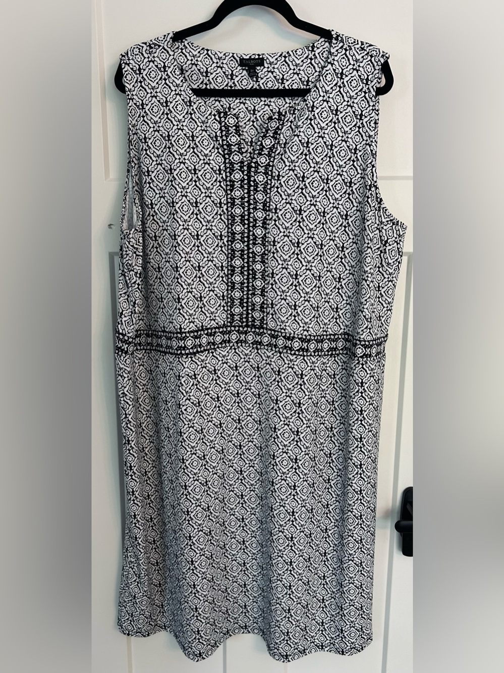 Talbots Women’s Plus 3X White/Black Medallion Print Sleeveless Split Neck Dress